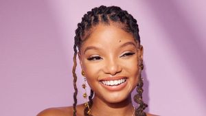 Pesona Halle Bailey Sang Princess Ariel di The Little Mermaid