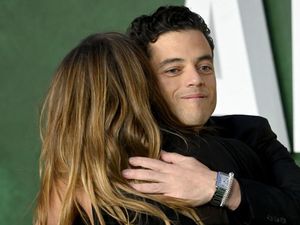 Pelukan Hangat Rami Malek ke Margot Robbie Pelukan Hangat Rami Malek ke Margot Robbie