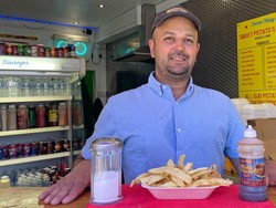 Mulia! Pemilik Kedai Ini Bagikan 400 Makanan Gratis untuk Tunawisma