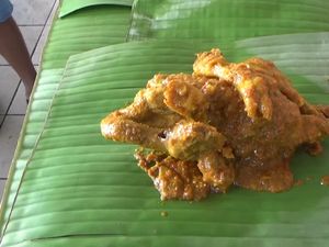 Menikmati Kelezatan Ayam Bambu Daun Pisang di Lumajang