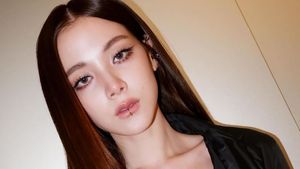 Gaya Emo Baifern Luevisadpaibul Pakai Anting Bibir Buat Milan Fashion Week
