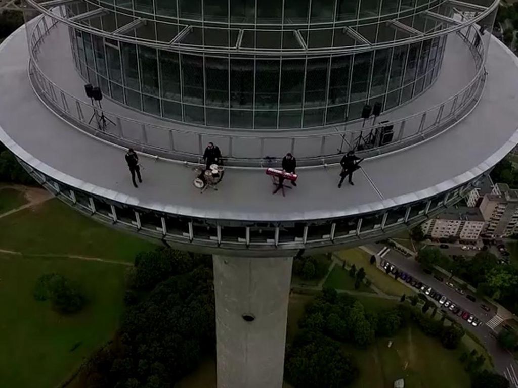 Deg-deg Ser! Momen Band Lithuania Manggung di Atas Menara 170 Meter