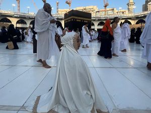 Bunga Aurellie Nangis Lihat Kabah, Berharap Dapat Jodoh Terbaik Saat Umrah