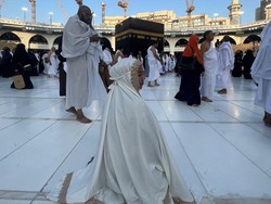 Bunga Aurellie Nangis Lihat Kabah, Berharap Dapat Jodoh Terbaik Saat Umrah