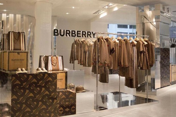 Burberry merupakan salah satu luxury brand asal UK