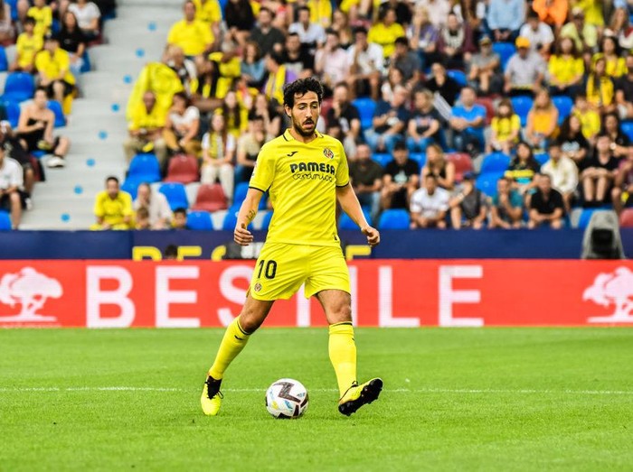 VALENCIA, SPAIN - SEPTEMBER 18: Dani Parejo of Villarreal CF passes the ball during the match between Villarreal CF and Sevilla CF of La Liga Santander on September 18, 2022 at Ciutat de Valencia in Valencia, Spain. (Photo by Samuel Carreño/PX Images/Icon Sportswire via Getty Images)
