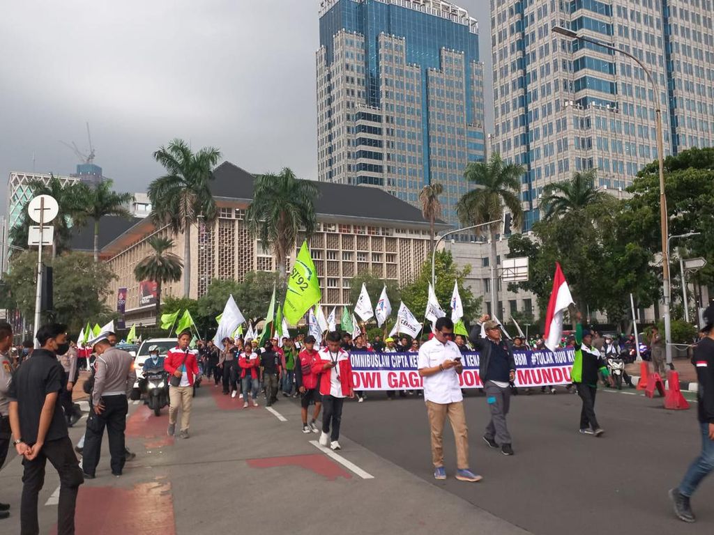 Demo di Jakpus, Buruh Bogor Tuntut Batalkan Kenaikan BBM-Cabut UU Ciptaker
