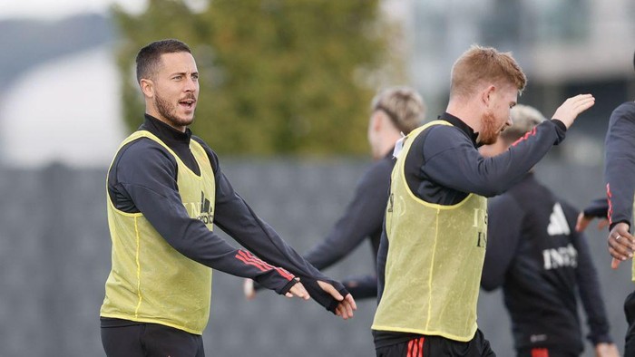 Belgium national football teams players Eden Hazard (L) and Kevin De Bruyne (R) take part in a training session as part of the teams preparation for the upcoming UEFA Nations League matches on September 21, 2022 in Tubize. - Belgium OUT (Photo by BRUNO FAHY / Belga / AFP) / Belgium OUT (Photo by BRUNO FAHY/Belga/AFP via Getty Images)