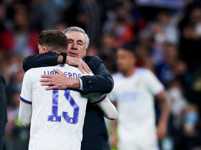 MADRID, SPAIN - SEPTEMBER 14: Fede Valverde of Real Madrid CF celebrates after scoring his teams first goal during the UEFA Champions League group F match between Real Madrid and RB Leipzig at Estadio Santiago Bernabeu on September 14, 2022 in Madrid, Spain. (Photo by Berengui/DeFodi Images via Getty Images)
