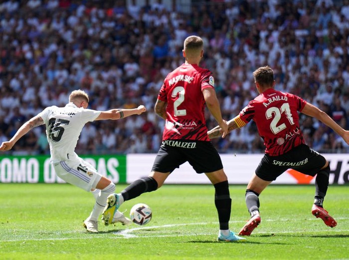 MADRID, SPAIN - SEPTEMBER 14: Fede Valverde of Real Madrid CF celebrates after scoring his teams first goal during the UEFA Champions League group F match between Real Madrid and RB Leipzig at Estadio Santiago Bernabeu on September 14, 2022 in Madrid, Spain. (Photo by Berengui/DeFodi Images via Getty Images)