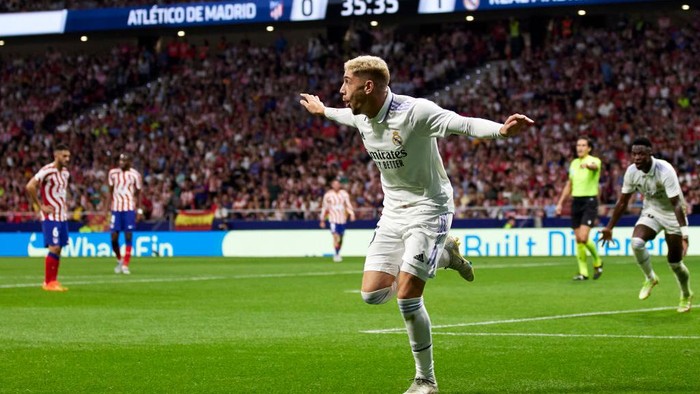 MADRID, SPAIN - SEPTEMBER 14: Fede Valverde of Real Madrid CF celebrates after scoring his teams first goal during the UEFA Champions League group F match between Real Madrid and RB Leipzig at Estadio Santiago Bernabeu on September 14, 2022 in Madrid, Spain. (Photo by Berengui/DeFodi Images via Getty Images)