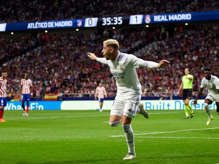 MADRID, SPAIN - SEPTEMBER 14: Fede Valverde of Real Madrid CF celebrates after scoring his teams first goal during the UEFA Champions League group F match between Real Madrid and RB Leipzig at Estadio Santiago Bernabeu on September 14, 2022 in Madrid, Spain. (Photo by Berengui/DeFodi Images via Getty Images)