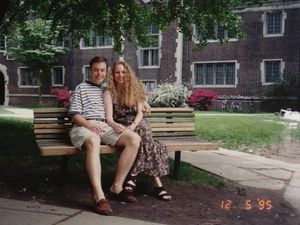 Eks Pacar Elon Musk Jual Foto Saat Pacaran hingga Kalung Rp 765 Juta