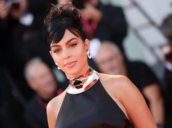 Georgina Naik Jet Pribadi untuk Tebar Hadiah ke Anak-anak