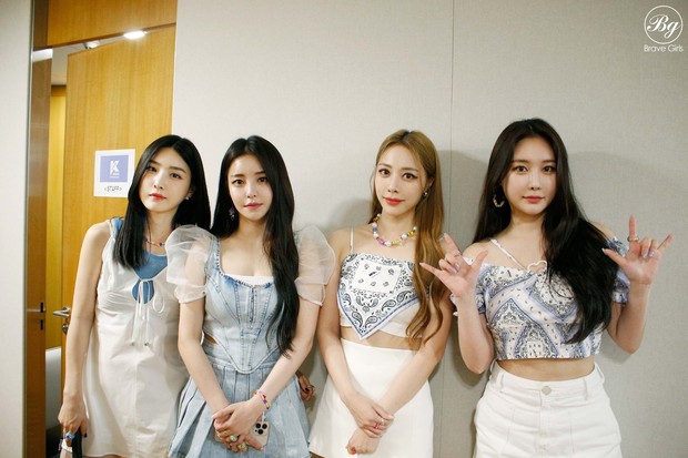 Girl group Brave Girls tidak memiliki leader di dalam grupnya/twitter.com/BraveGirls Mengalami beberapa kali pergantian member, girl group Brave Girls sampai saat ini tidak memiliki leader di dalam grupnya