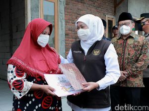 Gembiranya 7 Warga Sidoarjo Terima Rumah dari Gubernur Khofifah