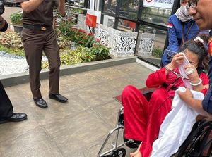 Drama Jemput Paksa Hasnaeni Wanita Emas yang Kini Tersangka Drama Jemput Paksa Hasnaeni Wanita Emas yang Kini Tersangka