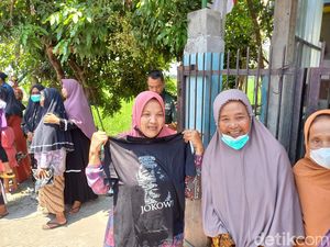 Iriana Bagi-bagi Kaus Gambar Jokowi di Sragen, Warga Berebut Iriana Bagi-bagi Kaus Gambar Jokowi di Sragen, Warga Berebut