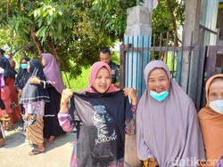 Iriana Bagi-bagi Kaus Gambar Jokowi di Sragen, Warga Berebut