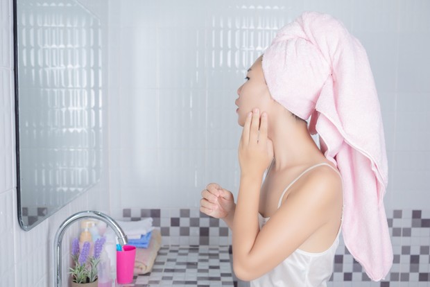 Ilustrasi mengecek tipe kulit wajah yang berubah/Foto: Freepik.com/Jcomp