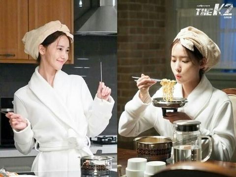 Ilustrasi orang Korea makan mi instan