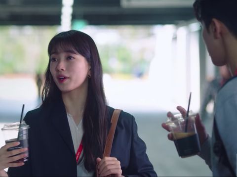 Ilustrasi orang Korea mengonsumsi Iced Americano