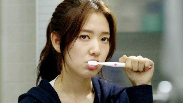 Ilustrasi orang Korea menyikat gigi