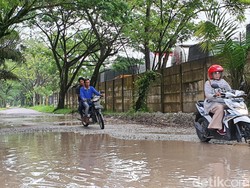 Kata Camat Soal Jalan ke Kantor Camat dan Polsek di Pekanbaru Bak Kubangan