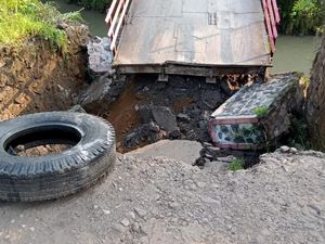 Terkikis Air, Jembatan Penghubung Antar Kampung di Babakanmadang Bogor Amblas