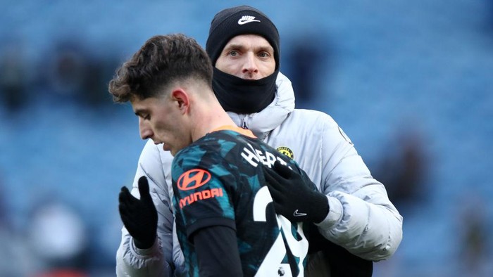 BURNLEY, ENGLAND - MARCH 05: Thomas Tuchel the manager / head coach of Chelsea and Kai Havertz of Chelsea during the Premier League match between Burnley and Chelsea at Turf Moor on March 5, 2022 in Burnley, United Kingdom. (Photo by Robbie Jay Barratt - AMA/Getty Images)