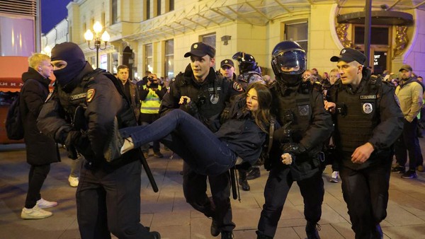 Russian police officers detain a person during an unsanctioned rally, after opposition activists called for street protests against the mobilisation of reservists ordered by President Vladimir Putin, in Moscow, Russia September 21, 2022. REUTERS/REUTERS PHOTOGRAPHER     TPX IMAGES OF THE DAY