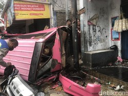 Detik-detik Mobil Matik Tabrak Angkot Tewaskan 3 Warga Sukabumi