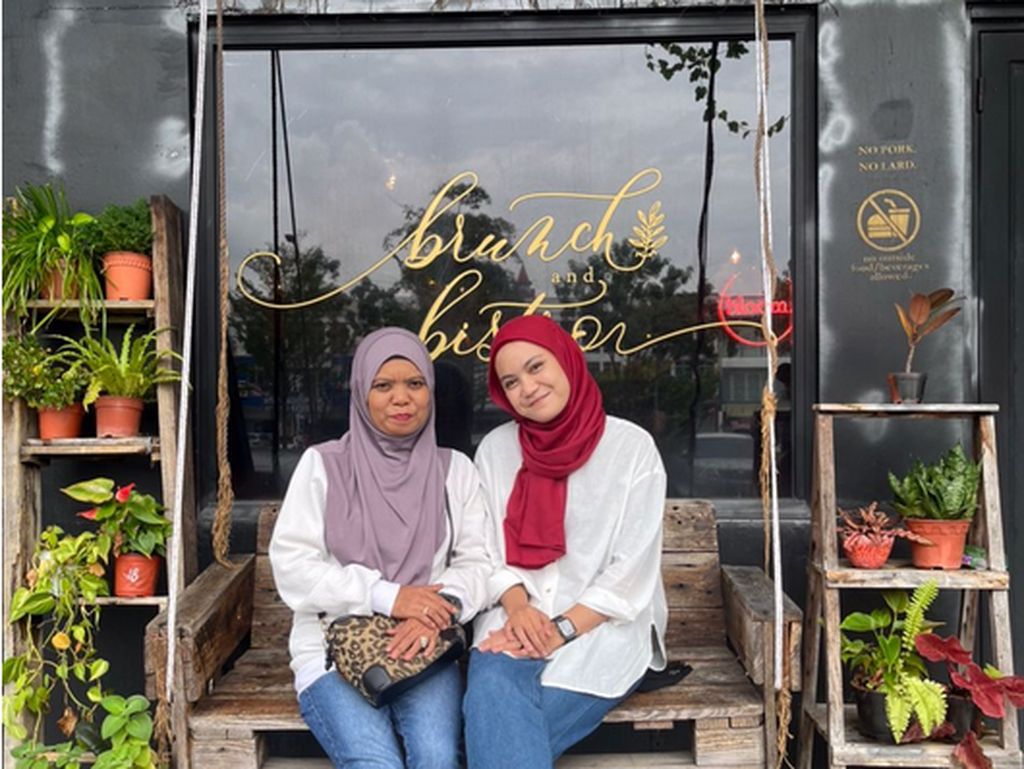 Viral Anak Bertemu Ibu Kandung yang Terpisah 20 Tahun, Dibesarkan Ayah Angkat Viral Anak Bertemu Ibu Kandung yang Terpisah 20 Tahun, Dibesarkan Ayah Angkat