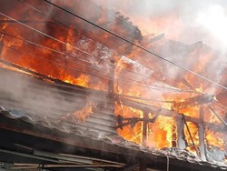 Kobaran Api Melahap Permukiman Warga di Kemayoran Jakpus