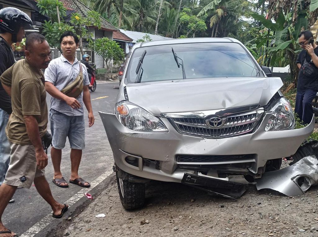 Sopir Ngantuk, Mobil Avanza Angkut Wisatawan Terbalik di Karangasem