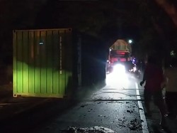 Kontainer Truk Lepas, Empat Pengendara Motor Terkapar