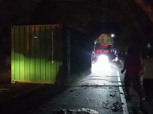 Kontainer Truk Lepas, Empat Pengendara Motor Terkapar Kontainer Truk Lepas, Empat Pengendara Motor Terkapar
