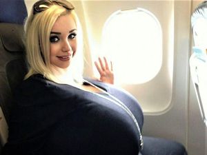 Wanita Diprotes karena Dada Terlalu Besar, Diminta Duduk Sendirian di Pesawat