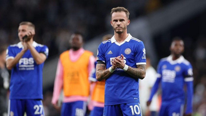 LONDON, ENGLAND - SEPTEMBER 17: James Maddison of Leicester City applauds the fans after their sides defeat in the Premier League match between Tottenham Hotspur and Leicester City at Tottenham Hotspur Stadium on September 17, 2022 in London, England. (Photo by Ryan Pierse/Getty Images)