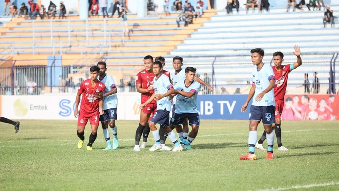 Persipa Pati (merah) melawan Persela (biru) bertanding Liga 2 Indonesia di Stadion Surajaya, Lamongan, Kamis (22/9/2022).
