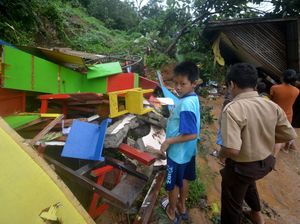 Sedih! Bangunan PAUD di Padang Ini Hancur Gegara Longsor