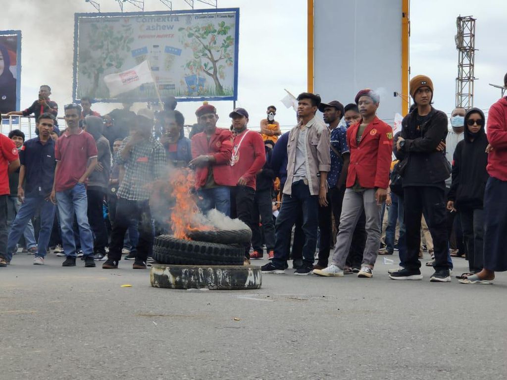 Demo Tutup Jalan Masuk Bandara Makassar, Akses Dialihkan ke Jalur Lain