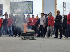 Demo Tutup Jalan Masuk Bandara Makassar, Akses Dialihkan ke Jalur Lain Demo Tutup Jalan Masuk Bandara Makassar, Akses Dialihkan ke Jalur Lain