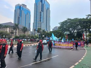 Massa Buruh Tiba di Patung Kuda, Jalan Medan Merdeka Barat Ditutup
