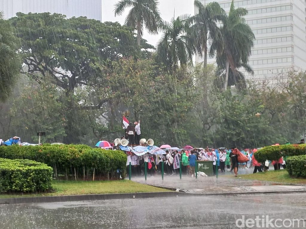 Diguyur Hujan, Massa Nakes Honorer Demo di Patung Kuda Bertahan Diguyur Hujan, Massa Nakes Honorer Demo di Patung Kuda Bertahan