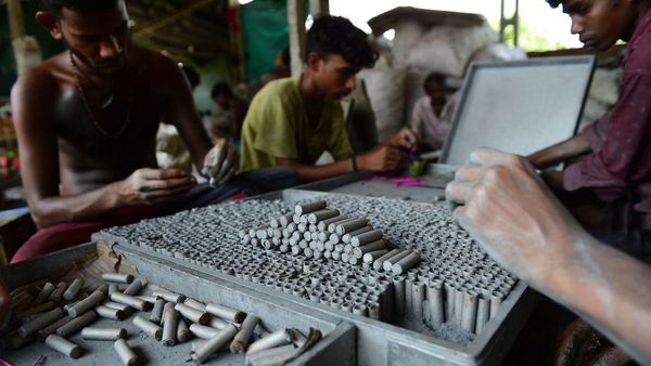 Melihat Pembuatan Petasan Jelang Festival Diwali di India