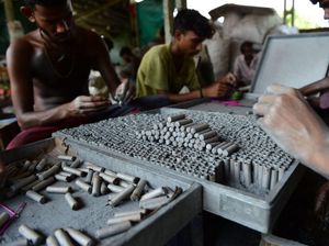 Melihat Pembuatan Petasan Jelang Festival Diwali di India