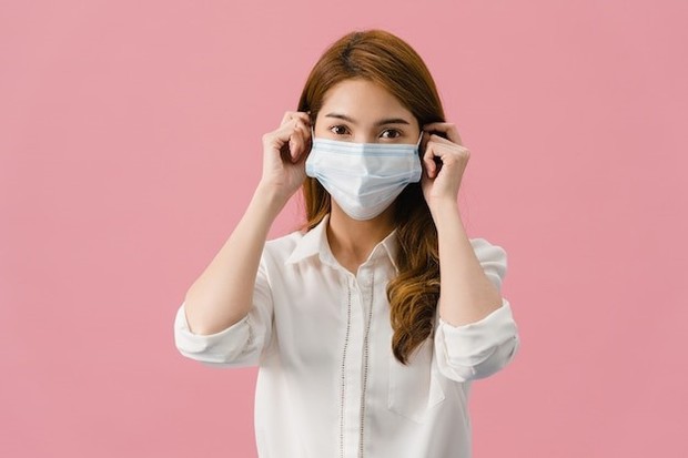 Memakai masker dan hand sanitizer merupakan protokol kesehatan yang wajib dilakukan