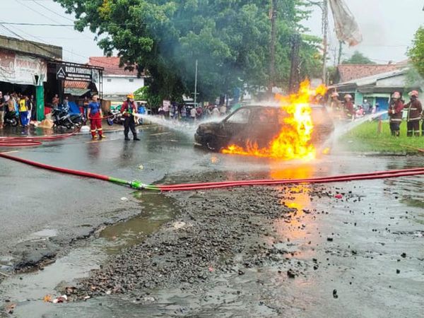 Mobil Bawa Banyak Jeriken Terbakar di SPBU Bogor
