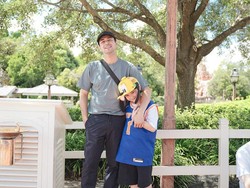 Jalan-jalan ke Qatar, Rafathar: Tolong Fotoin, Aa Mau Kasih ke Teman